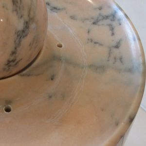estremoz-marmorbrunnen-mit-kalkablagerungen